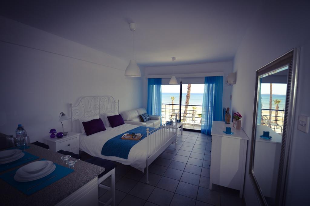 Krasas Beach Apartment Rentals Larnaca Rum bild